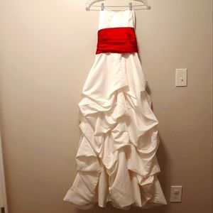 Strapless Sweatheart Red & White Formal/ Christmas/Bridal Gown. Size 3/4